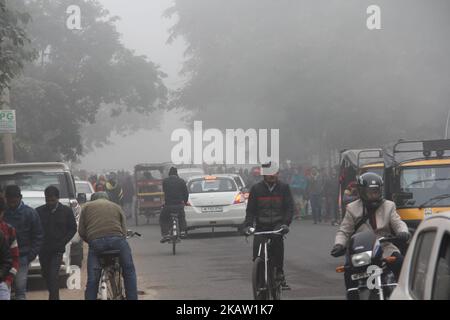 Ein dichter Nebel ergreift Delhi-NCR, Indien am 4. Januar 2018. Flugoperationen waren bei der Indira Gandhi International (IGI) betroffen. Die geringe Sicht verzögerte rund 20 Flüge. Auch 12 Züge wurden abgesagt. (Foto von Nasir Kachroo/NurPhoto) Stockfoto