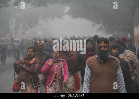 Ein dichter Nebel ergreift Delhi-NCR, Indien am 4. Januar 2018. Flugoperationen waren bei der Indira Gandhi International (IGI) betroffen. Die geringe Sicht verzögerte rund 20 Flüge. Auch 12 Züge wurden abgesagt. (Foto von Nasir Kachroo/NurPhoto) Stockfoto