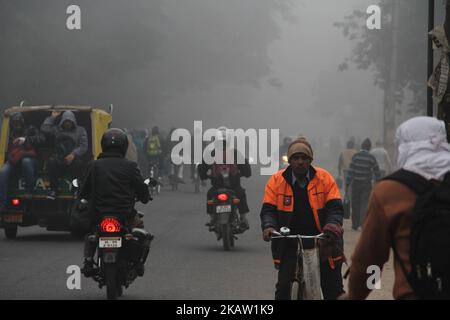 Ein dichter Nebel ergreift Delhi-NCR, Indien am 4. Januar 2018. Flugoperationen waren bei der Indira Gandhi International (IGI) betroffen. Die geringe Sicht verzögerte rund 20 Flüge. Auch 12 Züge wurden abgesagt. (Foto von Nasir Kachroo/NurPhoto) Stockfoto