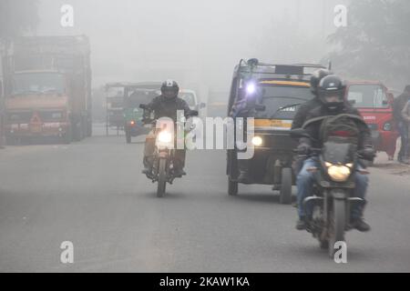 Ein dichter Nebel ergreift Delhi-NCR, Indien am 4. Januar 2018. Flugoperationen waren bei der Indira Gandhi International (IGI) betroffen. Die geringe Sicht verzögerte rund 20 Flüge. Auch 12 Züge wurden abgesagt. (Foto von Nasir Kachroo/NurPhoto) Stockfoto
