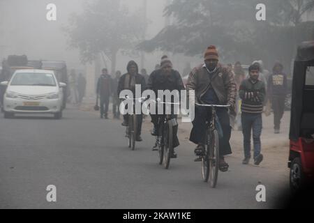 Ein dichter Nebel ergreift Delhi-NCR, Indien am 4. Januar 2018. Flugoperationen waren bei der Indira Gandhi International (IGI) betroffen. Die geringe Sicht verzögerte rund 20 Flüge. Auch 12 Züge wurden abgesagt. (Foto von Nasir Kachroo/NurPhoto) Stockfoto