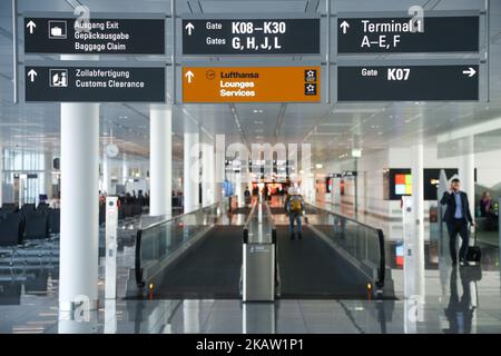 Bilder aus dem Inneren der Tore und des Terminals des internationalen Flughafens München, in Deutschland. München ist der 15. verkehrsreichste Flughafen der Welt. Der Flughafen München ist ein Drehkreuz für Lufthansa, Air Dolomiti und Condor. (Foto von Nicolas Economou/NurPhoto) Stockfoto