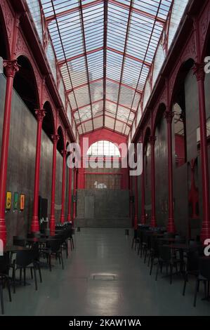 Eine vertikale Aufnahme des berühmten Markts Mercado Ferreira Borges mit Tischen und Sitzen in Porto, Portugal Stockfoto