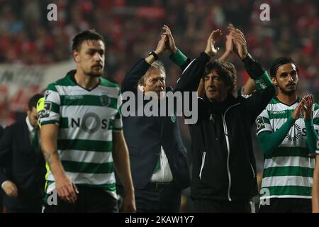 Sportings-Cheftrainer Jorge Jesus aus Portugal (C) dankte den Fans am Ende des Spiels während des Spiels in der Premier League 2017/18 zwischen SL Benfica und Sporting CP am 3. Januar 2018 im Luz Stadium in Lissabon. (Foto von Bruno Barros / DPI / NurPhoto) Stockfoto