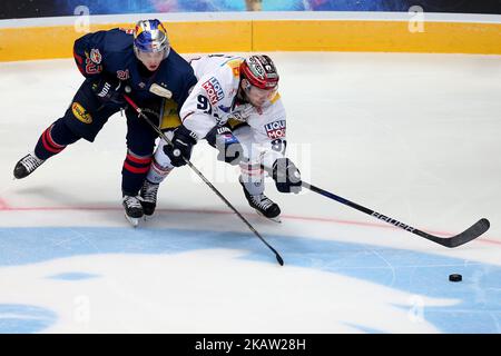 Dominik Kahun von Red Bull München lebt Mark Olver von Eisbaeren Berlin während des Spieltages 39. der Deutschen Eishockey-Liga zwischen Red Bull München und Eisbaeren Berlin am 5. Januar 2018 in der Olympiahalle in München. (Foto von Marcel Engelbrecht/NurPhoto) Stockfoto