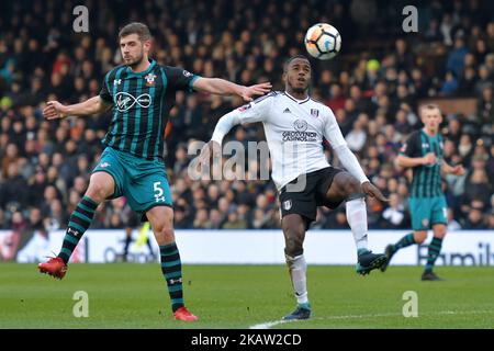 Jack Stephens von Southampton wird am 6. Januar 2018 im Craven Cottage Stadium in London, England, vom Fulham-Verteidiger Ryan Sessegnon beim Spiel der FA Cup 3.-Runde zwischen Fulham und Southampton abgesetzt. (Foto von Kieran Galvin/NurPhoto) Stockfoto