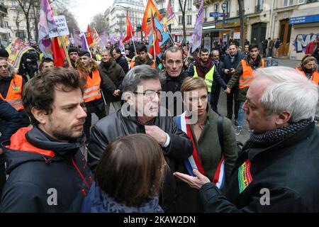 Die linksextreme Koalition La France Insoumise (LFI), Jean-Luc Melenchon (2. L) und die Parlamentsabgeordnete Clementine Autain (3. L) nehmen am 6. Januar 2018 in Paris, Frankreich, an einer Demonstration zum Gedenken an die Tötung am 9. Januar Teil. 2013 im Kurdischen Informationszentrum in Paris der drei führenden kurdischen Aktivisten Sakine Cansiz, Fidan Dogan und Leyla Soylemez. (Foto von Michel Stoupak/NurPhoto) Stockfoto