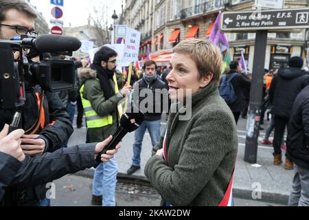 Clementine Autain (C), Abgeordnete von La France Insoumise (LFI), nimmt an einer Demonstration am 6. Januar 2018 in Paris Teil, um des Mordes an den drei führenden kurdischen Aktivisten Sakine Cansiz, Fidan Dogan und Leyla Soylemez am 9. Januar 2013 im Kurdischen Informationszentrum in Paris zu gedenken. (Foto von Michel Stoupak/NurPhoto) Stockfoto