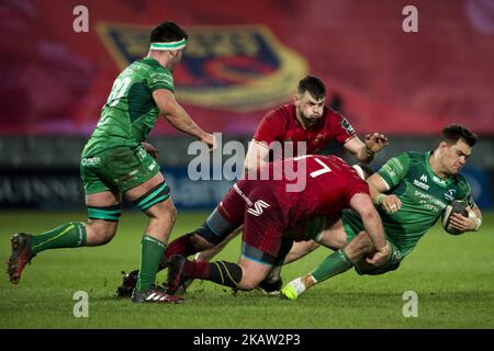 Quinn Roux aus Connacht von James Cronnin aus Münster während des Guinness PRO14 Round 13 Rugby-Spiels zwischen Munster Rugby und Connacht Rugby am 6. Januar 2018 im Thomond Park in Limerick, Irland (Foto von Andrew Surma/NurPhoto) Stockfoto