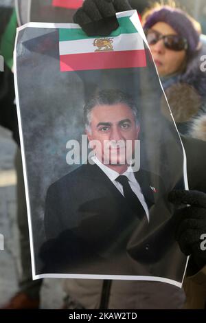 Der Protestierende hält ein Foto von Reza Pahlavi (dem ehemaligen Kronprinzen des Iran), als Hunderte von Kanadiern am 06. Januar 2018 in Toronto, Ontario, Kanada, an einem Protest gegen die Islamische Republik Iran teilnehmen. Die Demonstranten zeigten ihre Solidarität mit regierungsfeindlichen Demonstranten im Iran und ihre Unterstützung für einen nationalen Aufstand des iranischen Volkes. Die Demonstranten forderten einen Regimewechsel für soziale Gerechtigkeit, Freiheit und Demokratie im Iran. Es gab auch einen Aufruf, dass die Macht im Iran an Reza Pahlavi, den ehemaligen Kronprinzen des Iran und den letzten Erben zurückgegeben wird, der dem nicht mehr existierenden Thron von t offensichtlich war Stockfoto