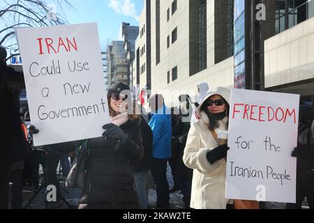 Hunderte Kanadier nehmen am 06. Januar 2018 an einem Protest gegen die Islamische Republik Iran in Toronto, Ontario, Kanada, Teil. Die Demonstranten zeigten ihre Solidarität mit regierungsfeindlichen Demonstranten im Iran und ihre Unterstützung für einen nationalen Aufstand des iranischen Volkes. Die Demonstranten forderten einen Regimewechsel für soziale Gerechtigkeit, Freiheit und Demokratie im Iran. Es gab auch einen Aufruf, dass die Macht im Iran an Reza Pahlavi, den ehemaligen Kronprinzen des Iran und den letzten Erben zurückgegeben wird, der offensichtlich auf den nicht mehr existierenden Thron des kaiserlichen Staates Iran und den derzeitigen Leiter des Exil-Hauses Pahlavi zurückgeht Stockfoto