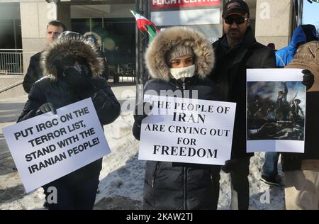 Hunderte Kanadier nehmen am 06. Januar 2018 an einem Protest gegen die Islamische Republik Iran in Toronto, Ontario, Kanada, Teil. Die Demonstranten zeigten ihre Solidarität mit regierungsfeindlichen Demonstranten im Iran und ihre Unterstützung für einen nationalen Aufstand des iranischen Volkes. Die Demonstranten forderten einen Regimewechsel für soziale Gerechtigkeit, Freiheit und Demokratie im Iran. Es gab auch einen Aufruf, dass die Macht im Iran an Reza Pahlavi, den ehemaligen Kronprinzen des Iran und den letzten Erben zurückgegeben wird, der offensichtlich auf den nicht mehr existierenden Thron des kaiserlichen Staates Iran und den derzeitigen Leiter des Exil-Hauses Pahlavi zurückgeht Stockfoto