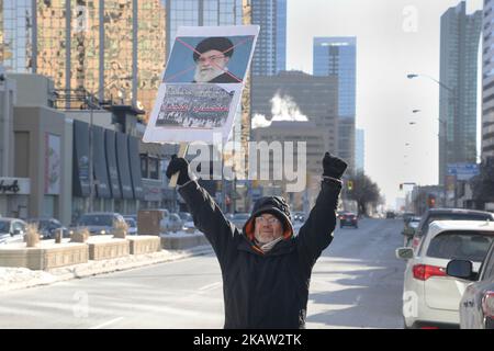 Hunderte Kanadier nehmen am 06. Januar 2018 an einem Protest gegen die Islamische Republik Iran in Toronto, Ontario, Kanada, Teil. Die Demonstranten zeigten ihre Solidarität mit regierungsfeindlichen Demonstranten im Iran und ihre Unterstützung für einen nationalen Aufstand des iranischen Volkes. Die Demonstranten forderten einen Regimewechsel für soziale Gerechtigkeit, Freiheit und Demokratie im Iran. Es gab auch einen Aufruf, dass die Macht im Iran an Reza Pahlavi, den ehemaligen Kronprinzen des Iran und den letzten Erben zurückgegeben wird, der offensichtlich auf den nicht mehr existierenden Thron des kaiserlichen Staates Iran und den derzeitigen Leiter des Exil-Hauses Pahlavi zurückgeht Stockfoto