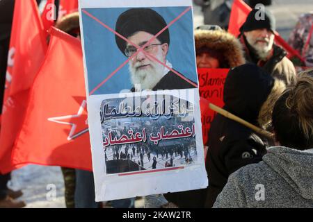 Hunderte Kanadier nehmen am 06. Januar 2018 an einem Protest gegen die Islamische Republik Iran in Toronto, Ontario, Kanada, Teil. Die Demonstranten zeigten ihre Solidarität mit regierungsfeindlichen Demonstranten im Iran und ihre Unterstützung für einen nationalen Aufstand des iranischen Volkes. Die Demonstranten forderten einen Regimewechsel für soziale Gerechtigkeit, Freiheit und Demokratie im Iran. Es gab auch einen Aufruf, dass die Macht im Iran an Reza Pahlavi, den ehemaligen Kronprinzen des Iran und den letzten Erben zurückgegeben wird, der offensichtlich auf den nicht mehr existierenden Thron des kaiserlichen Staates Iran und den derzeitigen Leiter des Exil-Hauses Pahlavi zurückgeht Stockfoto