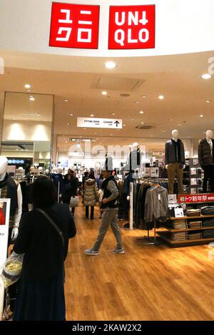 Shopper Walk in Fast Retailing's Uniqlo Casual Clothing Store in Tokyo, Japan, 8. Januar 2018. (Foto von Hitoshi Yamada/NurPhoto) Stockfoto