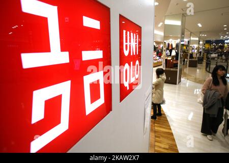 Shopper Walk in Fast Retailing's Uniqlo Casual Clothing Store in Tokyo, Japan, 8. Januar 2018. (Foto von Hitoshi Yamada/NurPhoto) Stockfoto