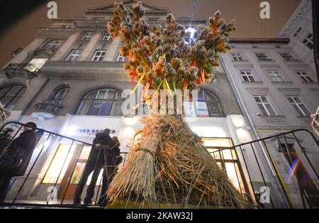 Das weihnachtliche Diduch, ein weihnachtliches Ornament aus einer WeizenGarbe, ein symbolisches Opfer, das aus dem Besten der Herbsternte stammt, und das wichtigste Weihnachtssymbol, das am orthodoxen Weihnachtstag auf dem Javorsky-Platz in der Altstadt von Lemberg zu sehen ist. Am Sonntag, den 7. Januar 2018, in Lemberg, Ukraine. (Foto von Artur Widak/NurPhoto) Stockfoto