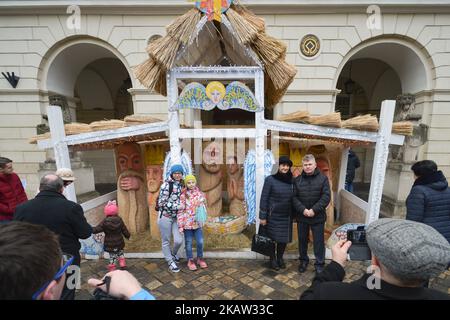 Peole fotografieren vor der Krippe vor dem Rathaus von Lemberg am Sonntag, dem 7. Januar 2018, am orthodoxen Weihnachtstag in Lemberg, Ukraine. (Foto von Artur Widak/NurPhoto) Stockfoto
