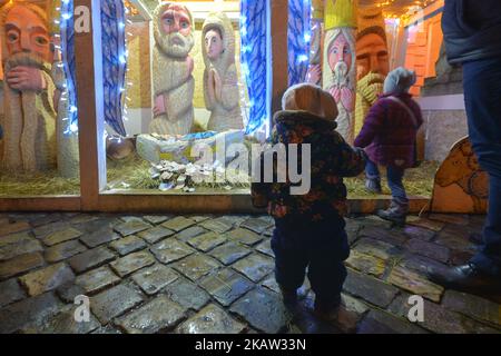 Junge Kinder vor der Krippe vor dem Rathaus von Lemberg, am orthodoxen Weihnachtstag am Sonntag, 7. Januar 2018, in Lemberg, Ukraine. (Foto von Artur Widak/NurPhoto) Stockfoto