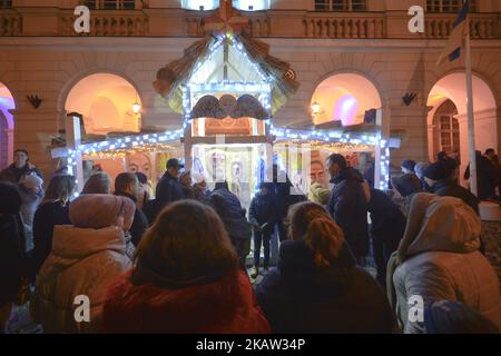 Peole fotografieren vor der Krippe vor dem Rathaus von Lemberg am Sonntag, dem 7. Januar 2018, am orthodoxen Weihnachtstag in Lemberg, Ukraine. (Foto von Artur Widak/NurPhoto) Stockfoto