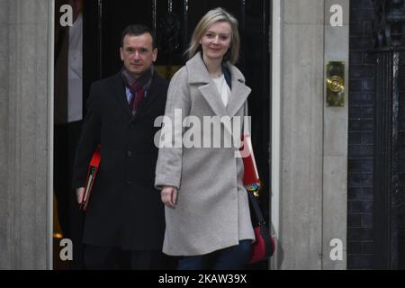 Der walisische Sekretär Alun Cairns (L) und die Chefsekretärin des Finanzministeriums Elizabeth Truss verlassen die Downing Street, nachdem sie am 9. Januar 2018 an der ersten Kabinettssitzung des Jahres in London, Großbritannien, teilgenommen hatten. Premierministerin Theresa May hat zum ersten Mal eine Kabinettbesetzung durchgeführt. Justine Greening trat gestern Abend aus der Regierung aus, nachdem sie aus der Bildung gezogen war. Sie wird durch Damian Hinds ersetzt. Die Rolle des Gesundheitsministers Jeremy Hunt wurde auf die Sozialfürsorge ausgeweitet, Esther McVey wird Arbeits- und Rentenministerin, und Karen Bradley ersetzt James Brokenshire als nordirische Sekretärin. (Foto von Alberto Stockfoto