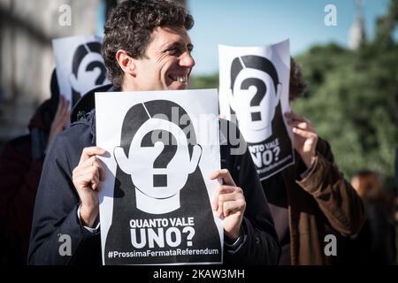 Riccardo Magi ab heute Morgen und jeden Nachmittag der folgenden Tage werden die Radikalen von Rom vor dem Kapitol sein, um ein beratendes Referendum über die Vergabe des TPL-Dienstes in der Stadt durch eine europäische Ausschreibung seit 2019 zu fordern (Fordern Sie auch, dass sie am selben Tag wie die Parlamentswahlen stattfinden wird). Radikale Militante fordern die Ratsmitglieder auch auf, nicht über die Resolution abzustimmen, die das Vertrauen in die TPL bis 2021 verlängern würde, was die Sammlung von Unterschriften durch Mobilitiamo Roma und das beratende Referendum, das die Gewerkschaft Virginia Raggi durcheinander gebracht hat, wiedergibt Stockfoto