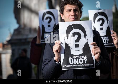 Riccardo Magi ab heute Morgen und jeden Nachmittag der folgenden Tage werden die Radikalen von Rom vor dem Kapitol sein, um ein beratendes Referendum über die Vergabe des TPL-Dienstes in der Stadt durch eine europäische Ausschreibung seit 2019 zu fordern (Fordern Sie auch, dass sie am selben Tag wie die Parlamentswahlen stattfinden wird). Radikale Militante fordern die Ratsmitglieder auch auf, nicht über die Resolution abzustimmen, die das Vertrauen in die TPL bis 2021 verlängern würde, was die Sammlung von Unterschriften durch Mobilitiamo Roma und das beratende Referendum, das die Gewerkschaft Virginia Raggi durcheinander gebracht hat, wiedergibt Stockfoto