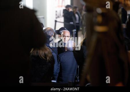 Der ehemalige französische Innenminister Bernard Cazeneuve (C) nimmt an der Versammlung Teil, die der repräsentative Rat der jüdischen Vereinigungen Frankreichs (CRIF) vor dem Supermarkt Hyper Casher in Paris am 9. Januar 2018 anlässlich des dritten Jahrestages des Angriffs eines dschihadistischen Schützen am 9. Januar 2015 organisiert hat. Die drei Kunden und einen jüdischen Mitarbeiter tötete. (Foto von Michel Stoupak/NurPhoto) Stockfoto