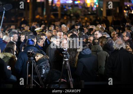 Der ehemalige französische Präsident Francois Hollande (C) nimmt an der Versammlung Teil, die der repräsentative Rat der jüdischen Vereinigungen Frankreichs (CRIF) vor dem Hyper Casher Supermarkt in Paris am 9. Januar 2018 anlässlich des dritten Jahrestages des Angriffs eines dschihadistischen Schützen am 9. Januar 2015 organisiert hat. Die drei Kunden und einen jüdischen Mitarbeiter tötete. (Foto von Michel Stoupak/NurPhoto) Stockfoto