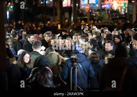 Der ehemalige französische Präsident Francois Hollande (C) und der ehemalige französische Premierminister Manuel Valls (C) nehmen an der Versammlung Teil, die am 9. Januar 2018 vor dem Supermarkt Hyper Casher in Paris anlässlich des dritten Jahrestages des Angriffs am 9. Januar vom repräsentativen Rat der jüdischen Vereinigungen Frankreichs (CRIF) organisiert wurde. 2015 durch einen dschihadistischen Schützen, der drei Kunden und einen jüdischen Mitarbeiter tötete. (Foto von Michel Stoupak/NurPhoto) Stockfoto