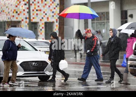 Am 9. Januar 2018 gehen Menschen bei einem starken Regensturm in Los Angeles, Kalifornien, zu Fuß. Der tödliche Sturm forderte im Santa Barbara County 13 Menschen das Leben. Auch in den kürzlich verbrannten Gebieten der Grafschaften Ventura und Los Angeles kam es zu Sturzfluten. (Foto von Ronen Tivony/NurPhoto) Stockfoto