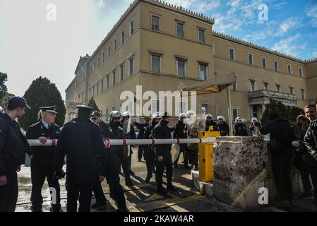 Die Bereitschaftspolizei schützt das griechische parlament während einer Demonstration gegen geplante Regierungsreformen in Athen, Griechenland, am 12. Januar 2018. Tausende griechischer Demonstranten marschierten am Freitag im Zentrum von Athen gegen neue Reformen, einschließlich Einschränkungen des Streikrecht, die das Parlament nächste Woche als Gegenleistung für Rettungsgelder genehmigen wird. „Hände weg von Streiks!“ Während eines marsches von etwa 20.000 Menschen mit der kommunistisch angegliederten Gruppe PAME skandierten Demonstranten, während die Gesetzgeber im parlament debattierten. Andere hielten Spruchbänder mit der Aufschrift „Aufstand!“ Und „Nein zur modernen Sklaverei!“. (Foto von Dimitris Lampropoulos/NurP Stockfoto