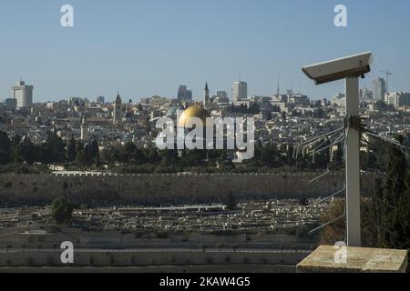 Der Felsendom und die Altstadt sind am 13. Januar 2018 vom Ölberg neben einer Überwachungskamera in Jerusalem zu sehen. (Foto von Emmanuele Contini/NurPhoto) Stockfoto