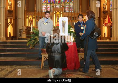 Katholiken verehren am 12. Januar 2018 in der St. Michael's Cathedral Basilica in Toronto, Ontario, Kanada, den Unterarm des heiligen Franz Xaver, eines von Katholiken weltweit verehrten, beliebten heiligen. Die 466 Jahre alte heilige katholische Reliquie wird voraussichtlich rund 100.000 Menschen während des 15-Städte-Besuchs in Kanada anlocken. Der Leichnam des heiligen Franz Xaver, der in Goa, Indien, begraben wurde, und die Reliquie seines Armes sind unverdorben (sie haben seit seinem Tod 1552 keinen natürlichen Verfall mehr erlebt). Es wird geschätzt, dass der heilige Franz Xaver mit diesem Arm mehr als 100.000 Menschen getauft hat. Seine sterblichen Überreste werden jedes Jahr von Tausenden verehrt Stockfoto