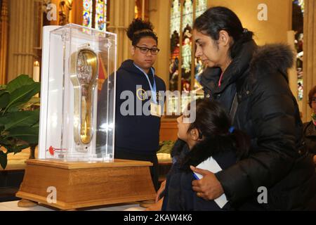 Katholiken indischer Herkunft verehren am 12. Januar 2018 in der St. Michael's Cathedral Basilica in Toronto, Ontario, Kanada, den Unterarm des heiligen Franz Xaver, eines von Katholiken weltweit verehrten, beliebten heiligen. Die 466 Jahre alte heilige katholische Reliquie wird voraussichtlich rund 100.000 Menschen während des 15-Städte-Besuchs in Kanada anlocken. Der Leichnam des heiligen Franz Xaver, der in Goa, Indien, begraben wurde, und die Reliquie seines Armes sind unverdorben (sie haben seit seinem Tod 1552 keinen natürlichen Verfall mehr erlebt). Es wird geschätzt, dass der heilige Franz Xaver mit diesem Arm mehr als 100.000 Menschen getauft hat. Seine Überreste werden von tho verehrt Stockfoto