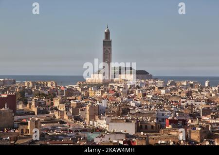 Erhöhter Blick auf die Stadt Casca in Marokko, Afrika. Die Hassan II. Moschee ist in der Ferne zu sehen. Die Hassan II. Moschee ist die größte Moschee in Marokko und die 7. größte der Welt. (Foto von Creative Touch Imaging Ltd./NurPhoto) Stockfoto