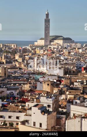 Erhöhter Blick auf die Stadt Casca in Marokko, Afrika. Die Hassan II. Moschee ist in der Ferne zu sehen. Die Hassan II. Moschee ist die größte Moschee in Marokko und die 7. größte der Welt. (Foto von Creative Touch Imaging Ltd./NurPhoto) Stockfoto