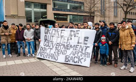 Am 13. Januar 2018 versammelten sich rund 8000 Menschen gegen die Asyl- und Migrationspolitik des belgischen Staatssekretärs für Einwanderung, Theo Franken, in Brüssel, Belgien. Nachdem er angeordnet hatte, dass Asylbewerber in den Sudan zurückgebracht werden, wo sie sagen, dass sie um ihr Leben fürchten. Die Leute bitten um seinen Rücktritt. Einige Politiker haben vorgeschlagen, dass der Migrationssekretär, Theo Francken, der Führer, der die sudanesischen Beamten nach Belgien einlud, erwägen sollte, seine Behandlung der Angelegenheit zu verstellen. Francken sagte, er habe keine Pläne, zurückzutreten, nachdem er das Parlament durch Tellin irregeführt zu haben scheint Stockfoto