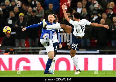 Mousa Dembele von Tottenham Hotspur kämpft mit Wayne Rooney von Everton während des Premier League-Spiels von Tottenham Hotspur gegen Everton im Wembley Stadium, London, England, am 13. Januar 2018 (Foto: Kieran Galvin/NurPhoto) Stockfoto