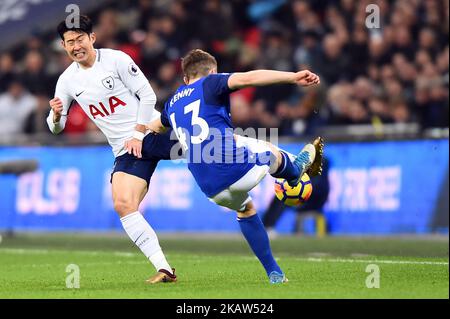 Evertons Jonjoe Kenny löst sich während des Premier League-Spiels zwischen Tottenham Hotspur und Everton im Wembley Stadium, London England, am 13. Januar 2018 von Heung-Min Son aus (Foto: Kieran Galvin/NurPhoto) Stockfoto