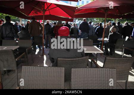 Man sieht einen Mann in einem Café sitzen, während am 14. Januar 2018 Menschen auf der Avenue Habib Bourguiba in der Hauptstadt Tunis, Tunesien, marschieren, um den 7.. Jahrestag der tunesischen Revolution, den siebenjährigen Jahrestag des Sturzes des 23-jährigen Diktators Ben Ali, zu feiern. (Foto von Chedly Ben Ibrahim/NurPhoto) Stockfoto
