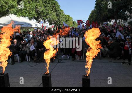 Anhänger der islamistischen Partei Ennahda nehmen an einer Versammlung Teil, die am 14. Januar 2018 in der tunesischen Hauptstadt Tunis in der Avenue Habib Bourguiba stattfand, um den Tag der Revolution zu feiern, den siebenjährigen Jahrestag des Sturzes des 23-jährigen Diktators Ben Ali. (Foto von Chedly Ben Ibrahim/NurPhoto) Stockfoto
