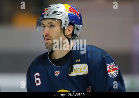 Daryl Boyle von Red Bull München vor dem Spieltag der Deutschen Eishockey Liga 42. zwischen Red Bull München und den Nürnberger Ice Tigers am 14. Januar 2018 im Olympiastadion des Eissportzentrums in München. (Foto von Marcel Engelbrecht/NurPhoto) Stockfoto