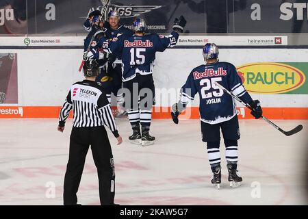 Jubel um München am 14. Januar 2018 während des Spieltages der Deutschen Eishockey-Liga 42. zwischen Red Bull München und den Nürnberger Eistigern im Stadion Olympia-Eissportzentrum in München. (Foto von Marcel Engelbrecht/NurPhoto) Stockfoto