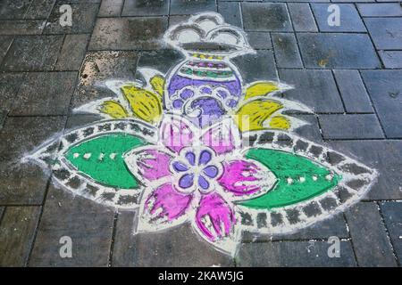 Traditionelles Rangloli-Design (Rangoli, auch bekannt als kolam, ist ein traditionelles Design, das auf dem Boden mit farbigem Pulver gezeichnet wurde, oft vor Häusern oder Tempeln) anlässlich des Thai Pongal Festivals in Toronto, Ontario, Kanada am 14. Januar 2018. Das Fest des thailändischen Pongal ist ein Dankfest zu Ehren des Sonnengottes (Lord Surya) und feiert eine erfolgreiche Ernte. (Foto von Creative Touch Imaging Ltd./NurPhoto) Stockfoto