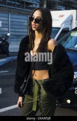 Das Model Yasmin Wijnaldum trägt eine schwarze Sonnenbrille, eine schwarze Fendi-Pelzjacke von der Schulter, ein schwarzes bralettes Crop Top, grüne Hosen und schwarze Sneakers nach der Show DSQUARED2 während der Milan Men's Fashion Week Herbst/Winter 2018/19 am 14. Januar 2018 in Mailand, Italien. (Foto von Nataliya Petrova/NurPhoto) Stockfoto