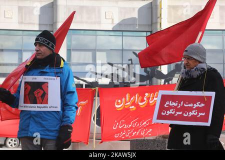 Iranisch-kanadische Bürger nehmen am 14. Januar 2018 an einem Protest gegen die Islamische Republik Iran in Toronto, Ontario, Kanada, Teil. Die Demonstranten zeigten ihre Solidarität mit regierungsfeindlichen Demonstranten im Iran und ihre Unterstützung für einen nationalen Aufstand des iranischen Volkes. Die Demonstranten forderten einen Regimewechsel für soziale Gerechtigkeit, Freiheit und Demokratie im Iran. (Foto von Creative Touch Imaging Ltd./NurPhoto) Stockfoto