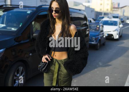 Das Model Yasmin Wijnaldum trägt eine schwarze Sonnenbrille, eine schwarze Fendi-Pelzjacke von der Schulter, ein schwarzes bralettes Crop Top, grüne Hosen und schwarze Sneakers nach der Show DSQUARED2 während der Milan Men's Fashion Week Herbst/Winter 2018/19 am 14. Januar 2018 in Mailand, Italien. (Foto von Nataliya Petrova/NurPhoto) Stockfoto