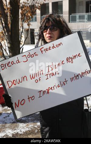 Iranisch-kanadische Bürger nehmen am 14. Januar 2018 an einem Protest gegen die Islamische Republik Iran in Toronto, Ontario, Kanada, Teil. Die Demonstranten zeigten ihre Solidarität mit regierungsfeindlichen Demonstranten im Iran und ihre Unterstützung für einen nationalen Aufstand des iranischen Volkes. Die Demonstranten forderten einen Regimewechsel für soziale Gerechtigkeit, Freiheit und Demokratie im Iran. (Foto von Creative Touch Imaging Ltd./NurPhoto) Stockfoto