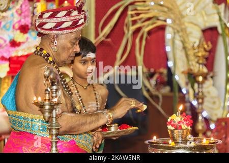 Der tamilische Hindu-Priester betet am 14. Januar 2018 während des Thai Pongal Festivals in einem tamilischen Hindu-Tempel in Ontario, Kanada, besonders für den Sonnengott. Das tamilische Fest des thailändischen Pongal ist ein Dankfest zu Ehren des Sonnengottes (Lord Surya) und feiert eine erfolgreiche Ernte. (Foto von Creative Touch Imaging Ltd./NurPhoto) Stockfoto